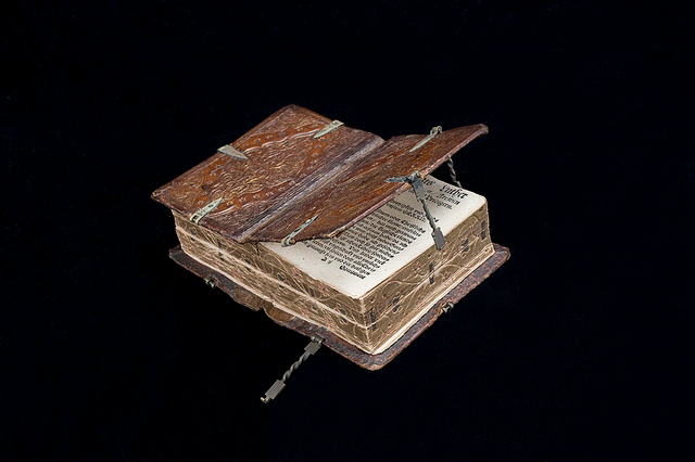 boek dat in zes richtingen kan gelezen worden