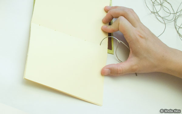 koptische binding - eerste katern aan kaft naaien