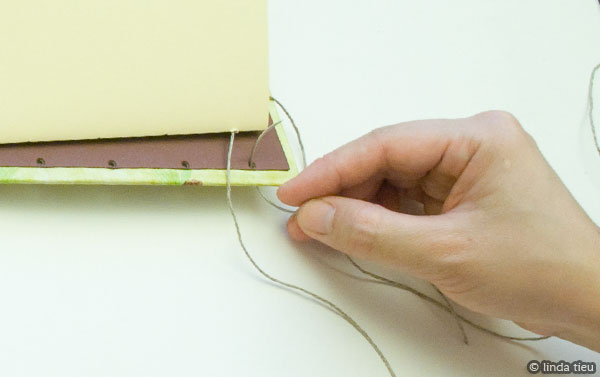 koptische binding - eerste katern aan kaft naaien