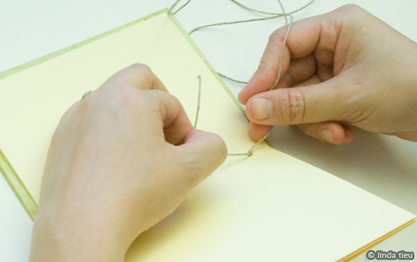 koptische binding - eerste katern aan kaft naaien